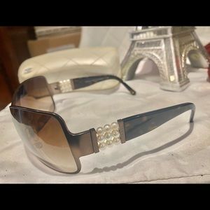 Chanel sunglasses with brown tone and pearls on the side